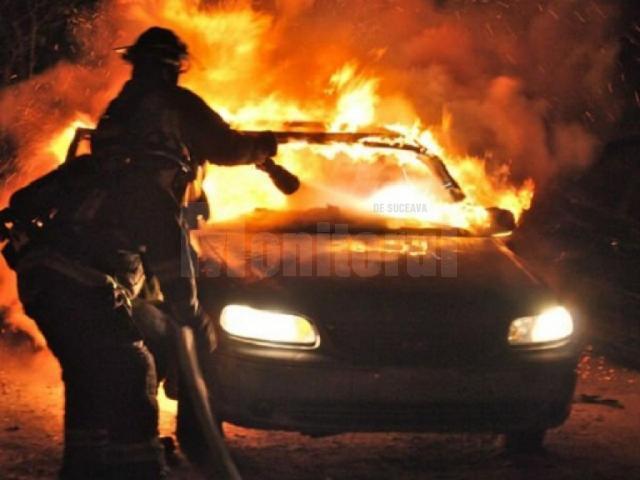 O mașină a unui dealer auto a fost distrusă, iar alte două avariate parțial, după un incendiu nocturn FOTOGRAFIE GENERICĂ