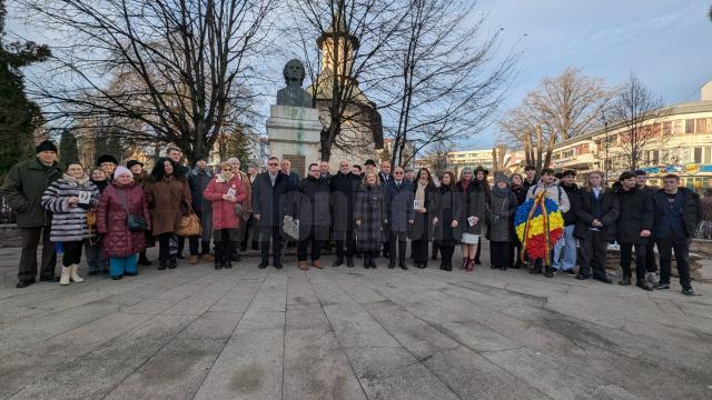 Coroane de flori și jerbe depuse de suceveni la bustul poetului Mihai Eminescu din municipiul Suceava, de Ziua Culturii Naționale