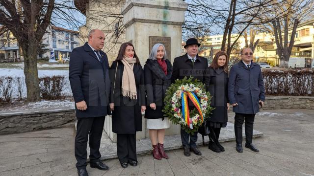 Coroane de flori și jerbe depuse de suceveni la bustul poetului Mihai Eminescu din municipiul Suceava, de Ziua Culturii Naționale