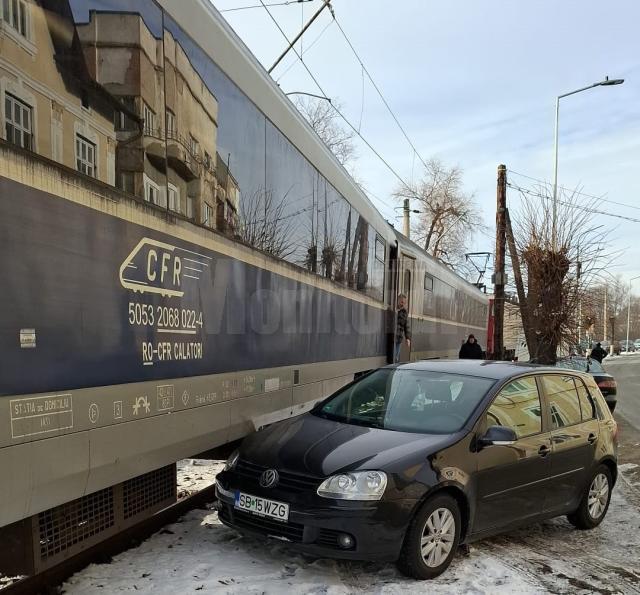 Trenul Iași-Timișoara, oprit la Vatra Dornei de o mașină parcată prea aproape de calea ferată