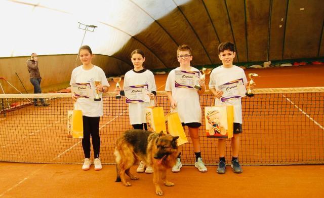 Finaliștii categoriilor cu de vârsta 12 ani, alături de mascota competiției, Bela