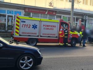 Două mașini s-au ciocnit violent în zona Bancă Suceava. Una a ajuns pe contrasens, atingând ușor și un autobuz, iar una pe trotuar