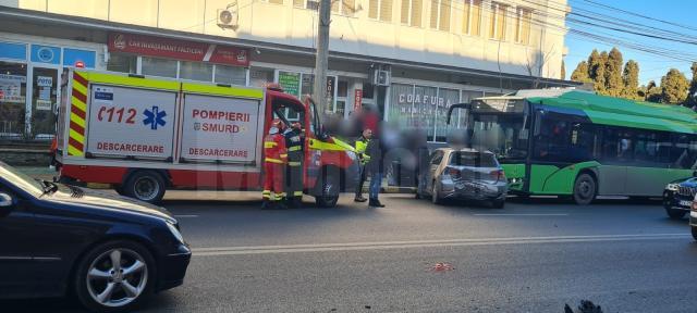 Două mașini s-au ciocnit violent în zona Bancă Suceava. Una a ajuns pe contrasens, atingând ușor și un autobuz, iar una pe trotuar