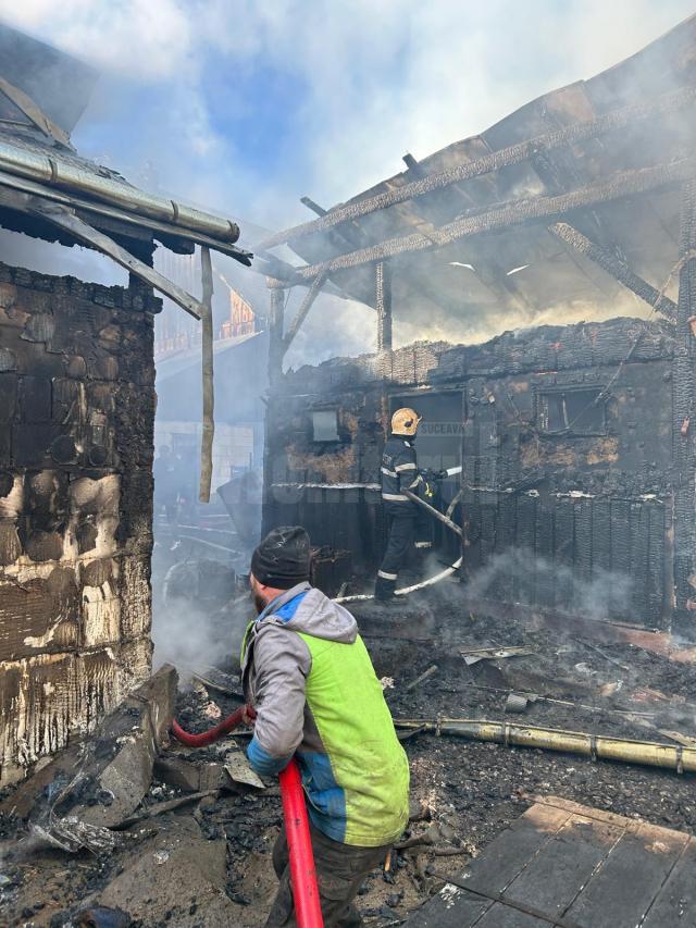 Casă și două anexe, distruse de un incendiu care a pus în pericol și alte construcții