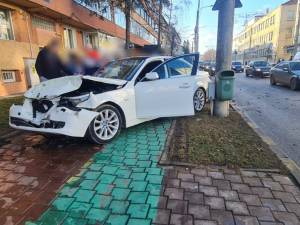 Două mașini s-au ciocnit violent în zona Bancă Suceava