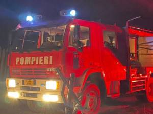 O casă, o anexă și un depozit de furaje, distruse într-un devastator incendiu