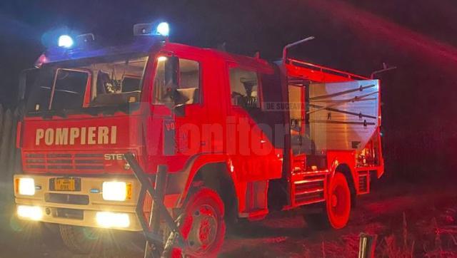 O casă, o anexă și un depozit de furaje, distruse într-un devastator incendiu