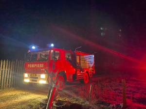 O casă, o anexă și un depozit de furaje, distruse într-un devastator incendiu