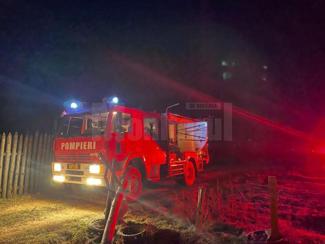 O casă, o anexă și un depozit de furaje, distruse într-un devastator incendiu