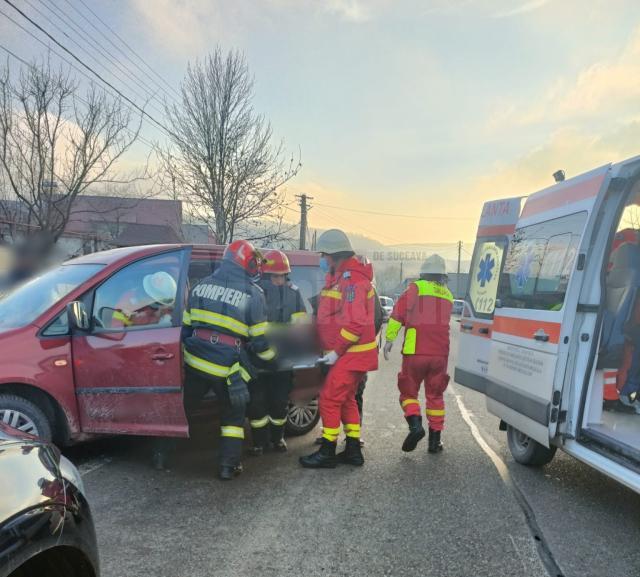 Mașina a intrat într-un cap de pod