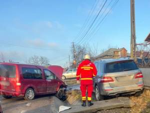 Mașina a intrat într-un cap de pod