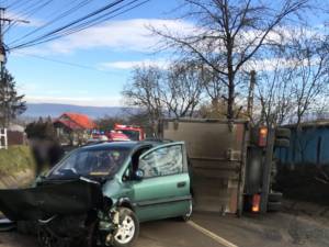 Trei persoane au suferit leziuni într-un accident rutier