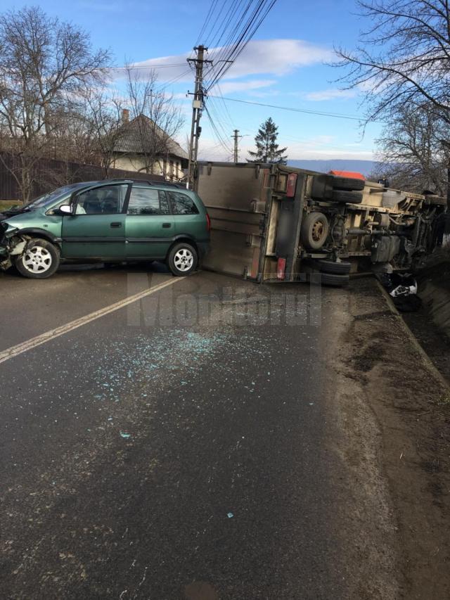 Trei persoane au suferit leziuni într-un accident rutier