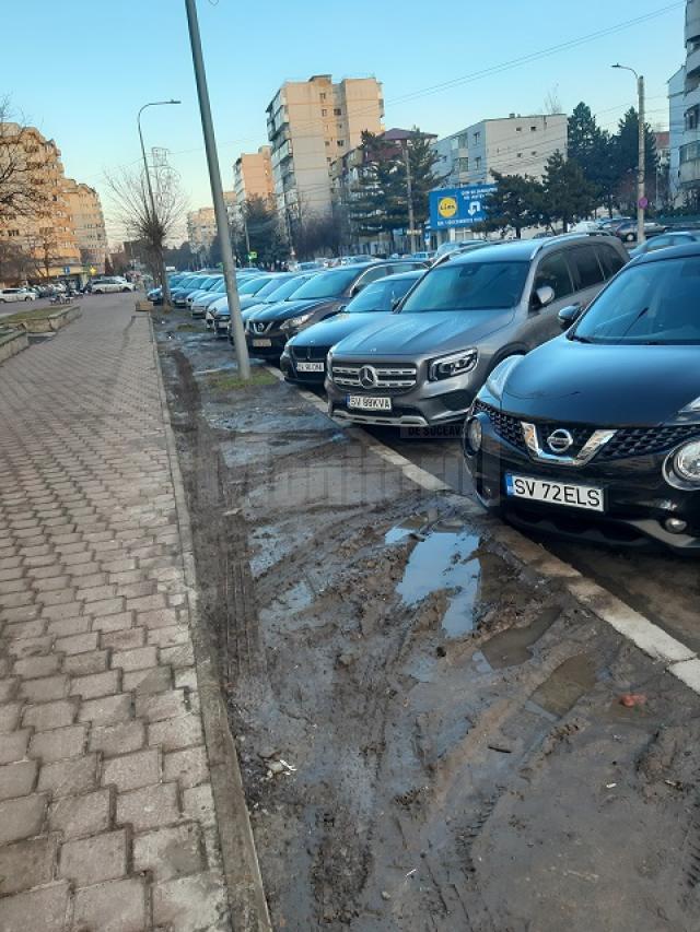 Mașinile parcate pe spațiile verzi, una dintre sursele de noroi pe străzile Sucevei