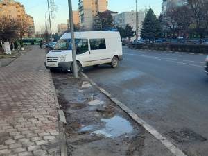 Mașinile parcate pe spațiile verzi, una dintre sursele de noroi pe străzile Sucevei