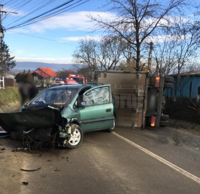 Un șofer care circula cu viteză prea mare a ajuns pe contrasens. Trei persoane au fost rănite