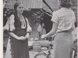 Dorothy Hosmer, cu bicicleta cu care a strabatut România. Foto Crazyguyonabike