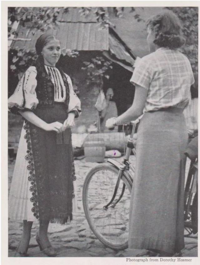 Dorothy Hosmer, cu bicicleta cu care a strabatut România. Foto Crazyguyonabike