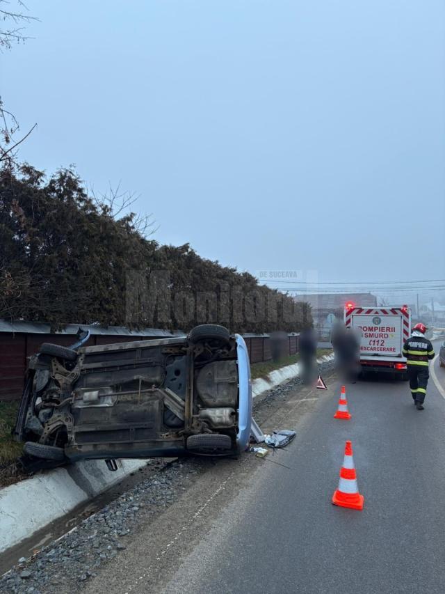 Mașină răsturnată la Bosanci. Șoferiță, o tânără de 20 de ani, dusă la spital