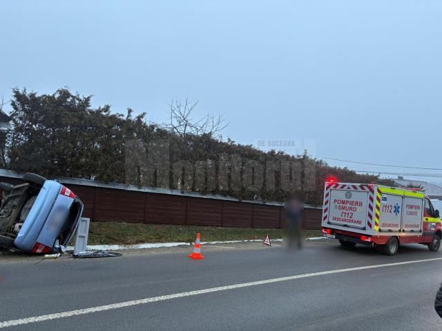 Mașină răsturnată la Bosanci. Șoferiță, o tânără de 20 de ani, dusă la spital