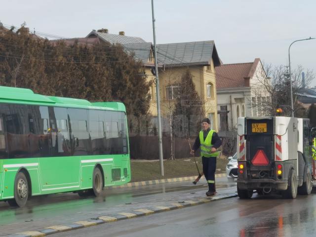 Străzi și trotuare spălate în municipiul Suceava, la final de ianuarie