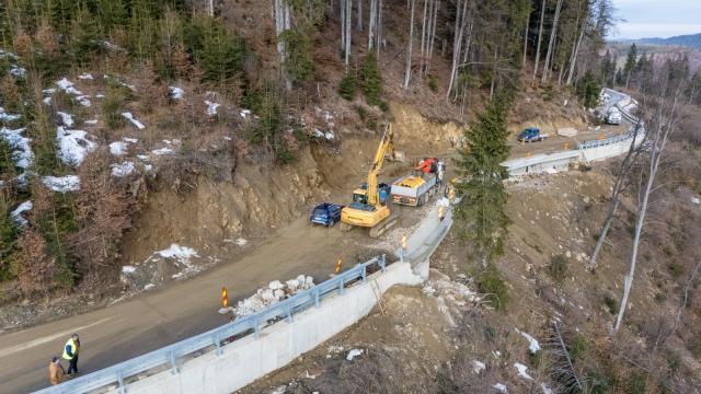 Modernizarea “Drumului Talienilor” dintre Mălini și Borca se apropie de final