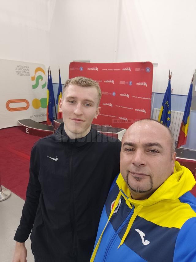 Campionul Andrei Ihnatiuc alături de antrenorul Bogdan Roşcăneanu