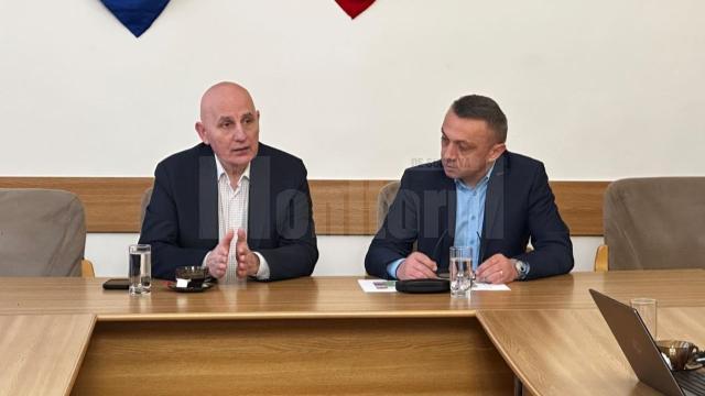 Directorul  ADR Nord-Est, Vasile Asandei, și primarul din Vatra Dornei, Marius Rîpan