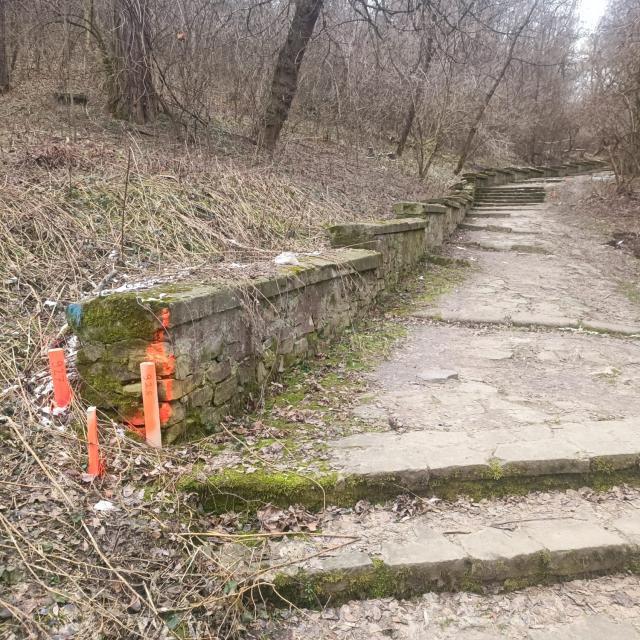 În Parcul Șipote au apărut țăruși portocalii în număr mare, dar și diferite săgeți și numere