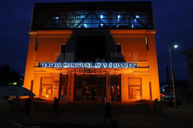 Teatrul Municipal „Matei Vișniec”, „îmbrăcat” în portocaliu, de Ziua Mondială a Luptei Împotriva Cancerului