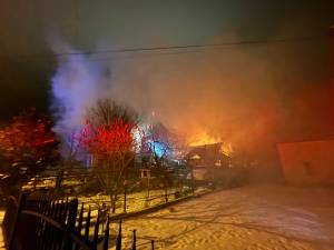 Incendiu puternic la o gospodărie din municipiul Câmpulung Moldovenesc