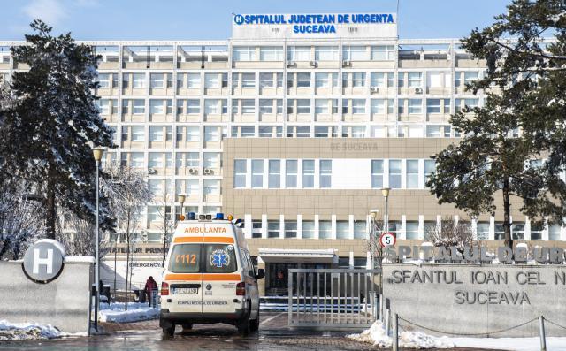 Femeia a fost preluată de o ambulanță și dusă la spital