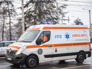 Ambulanță aflată în misiune, lovită de un șofer grăbit