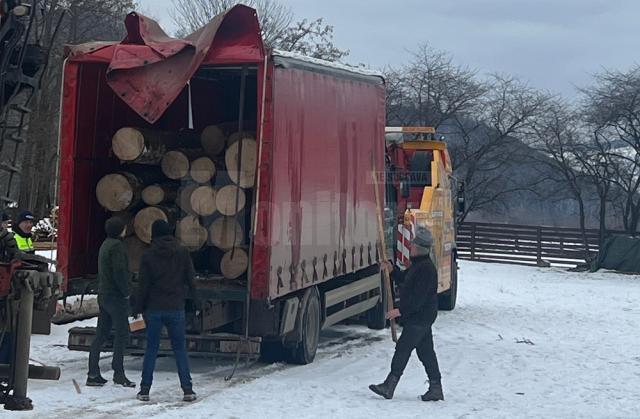 Polițiștii au oprit o mașină cu lemne pentru verificări și au dat, la volan, peste un tânăr beat și fără permis de conducere