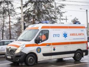 Ambulanță aflată în misiune, lovită de un șofer grăbit