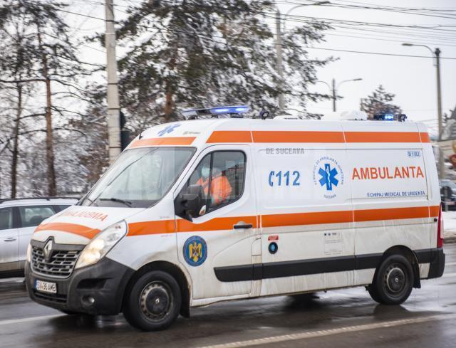 Ambulanță aflată în misiune, lovită de un șofer grăbit