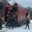 Un tânăr beat și fără permis, care efectua un transport mare de lemn fără acte, oprit de ...