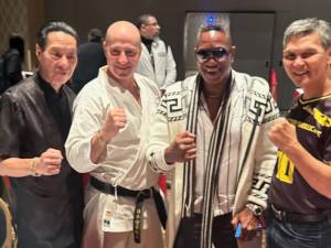 In dreapta Don Wilson, fost campion de Full Contact