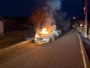 Mașină în flăcări pe o stradă din Rădăuți