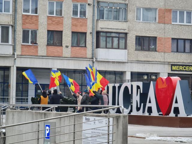 Câțiva protestatari au cerut în centrul Sucevei reluarea turului doi al alegerilor prezidențiale