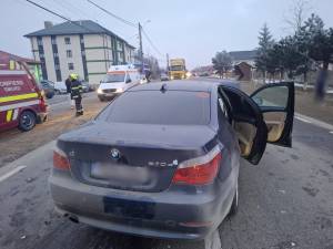 Accident în intersecție între un șofer care depășea neregulamentar și unul care nu s-ar fi asigurat suficient