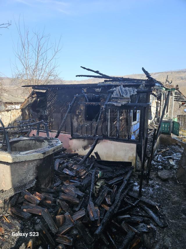 O femeie de 97 de ani a murit după ce casa i-a luat foc de la o lumânare