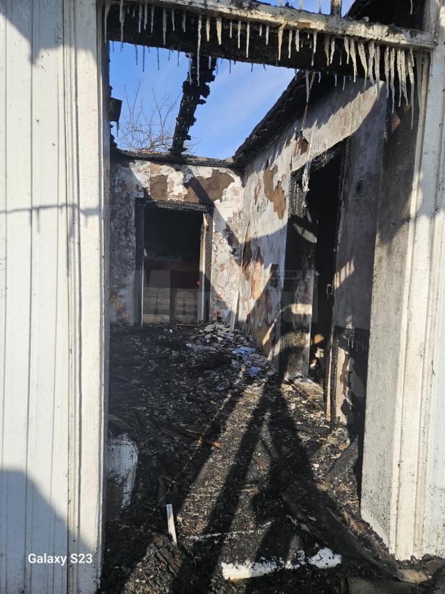 O femeie de 97 de ani a murit după ce casa i-a luat foc de la o lumânare