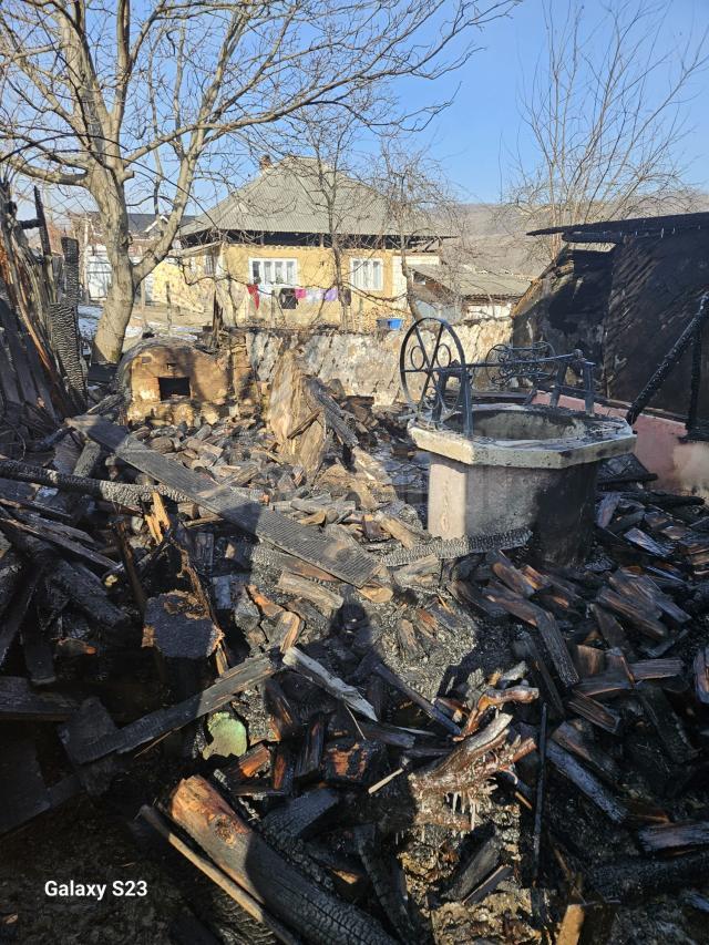 O femeie de 97 de ani a murit după ce casa i-a luat foc de la o lumânare