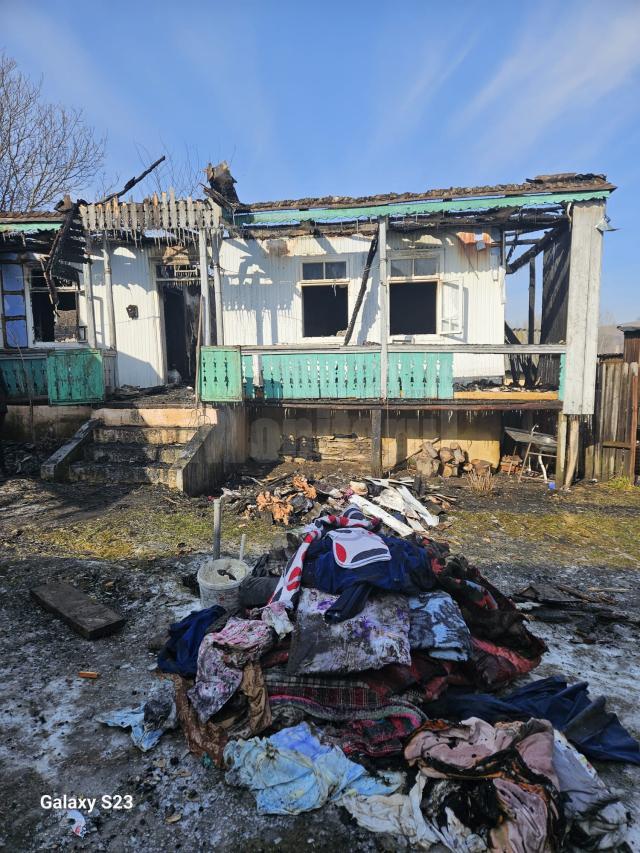 O femeie de 97 de ani a murit după ce casa i-a luat foc de la o lumânare