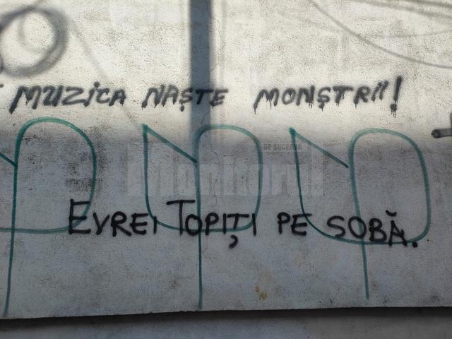 Mesaje antisemite inscripționate pe ziduri în centrul Sucevei, foarte aproape de Sinagogă