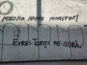 Mesaje antisemite inscripționate pe ziduri în centrul Sucevei, foarte aproape de Sinagogă