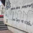 Doi tineri de 17 și 19 ani, frați, autorii mesajelor antisemite de pe clădiri din Suceava