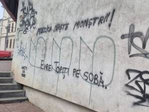 Doi frați, unul elev și unul student, autorii mesajelor antisemite de pe clădiri din centrul Sucevei