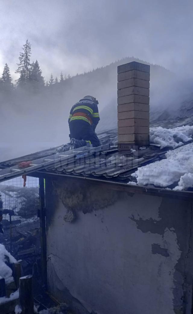 Incendiu izbucnit de la un coș de fum, la un schit din Poiana Negrii